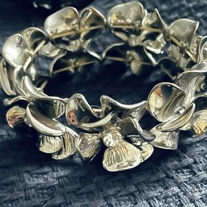 Adjustable silver flowers.